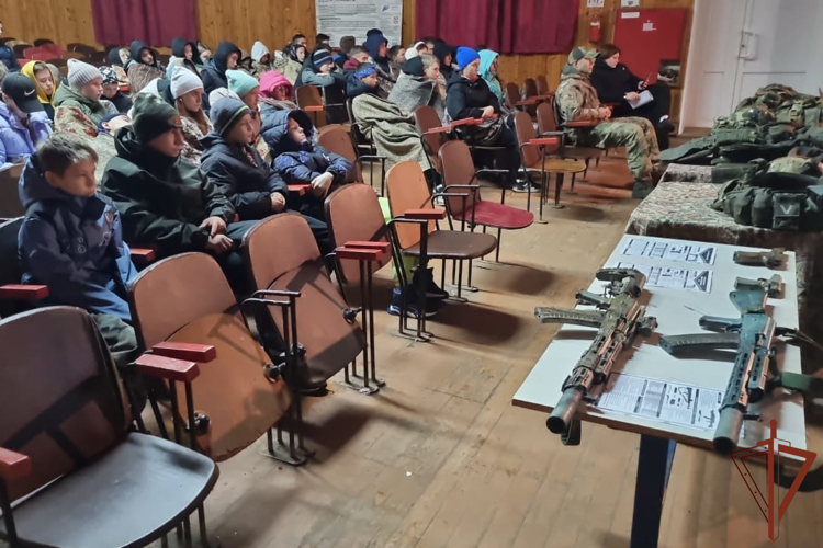 Патриотические мероприятия для школьников провели росгвардейцы в Сибири