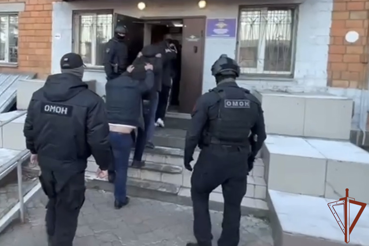 При силовой поддержке спецназа Росгвардии в Красноярском крае задержаны подозреваемые в мошенничестве в особо крупном размере