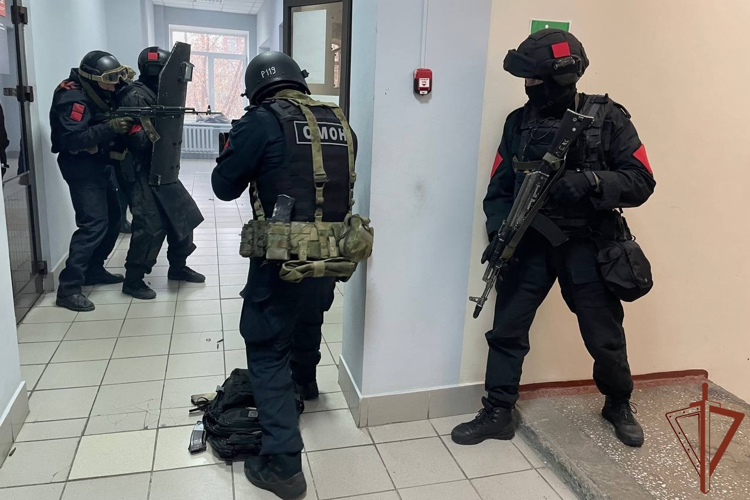 Межведомственное учение на объекте образования провели росгвардейцы в Красноярске