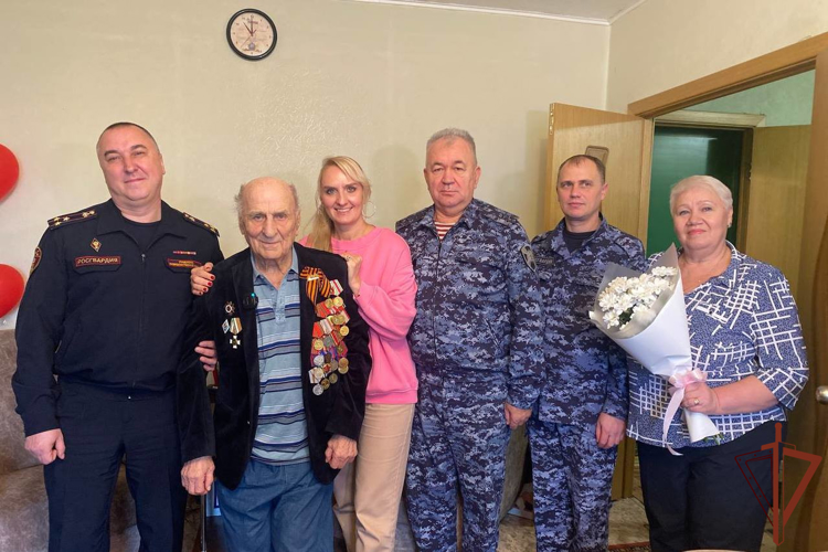 Ветерана Великой Отечественной войны и вневедомственной охраны Росгвардии поздравили в Томске