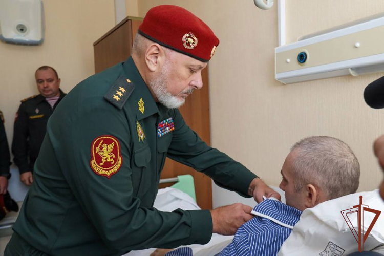 Заместитель директора Росгвардии генерал-полковник Алексей Воробьев вручил государственные награды росгвардейцам в Главном госпитале ведомства (видео)