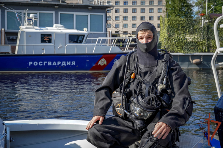Губернатор Санкт-Петербурга наградил росгвардейцев-водолазов знаками отличия «За доблесть в спасении»