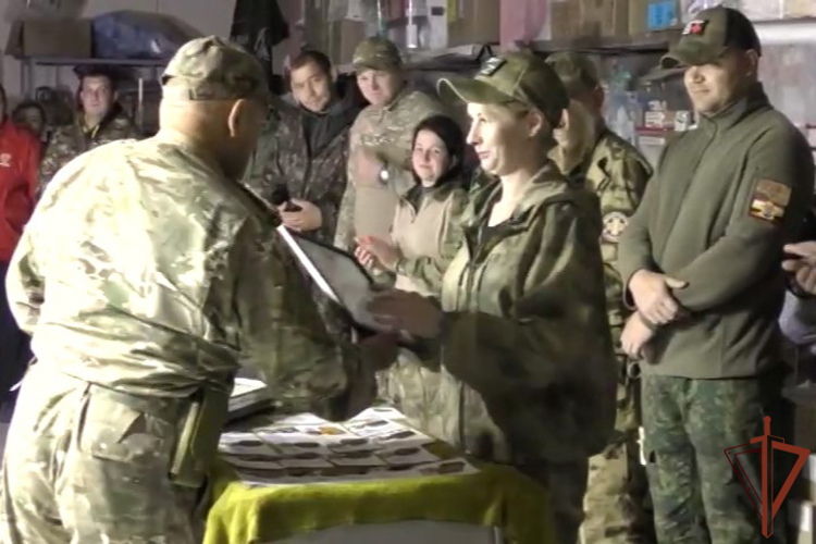 Сотрудницу Росгвардии из Курска отметили общественной наградой за волонтерскую деятельность