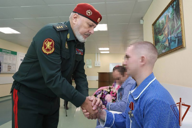 Заместитель директора Росгвардии генерал-полковник Алексей Воробьев вручил государственные награды росгвардейцам в Главном госпитале ведомства (видео)