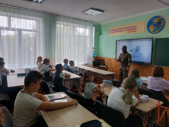 Росгвардейцы оказали помощь школьникам в подготовке к военно-патриотической игре «Зарница 2.0»