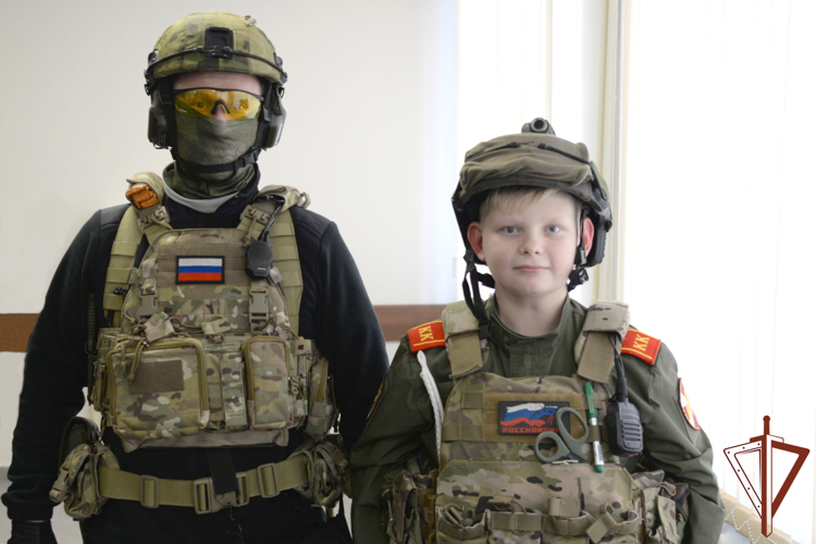 Патриотические мероприятия для подшефных школьников провели росгвардейцы на Урале