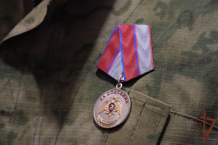 В ДНР военнослужащего Росгвардии наградили медалью за помощь пожилому человеку, попавшему в ДТП 