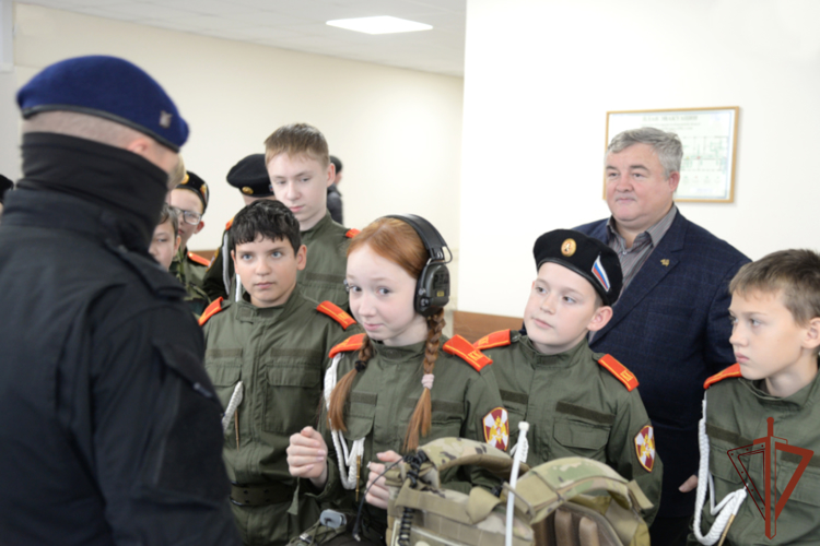 Патриотические мероприятия для подшефных школьников провели росгвардейцы на Урале