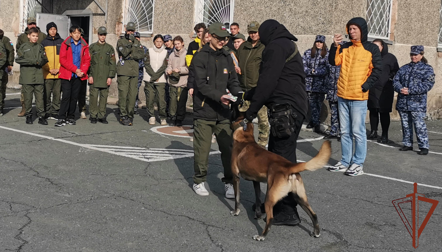Экскурсии для детей в подразделения вневедомственной охраны Росгвадии провели на Дальнем Востоке 