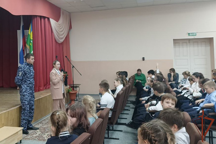 Патриотические встречи  с молодежью проводят Росгвардейцы в Уральском округе