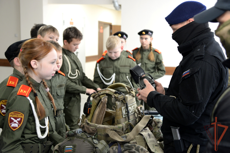 Патриотические мероприятия для подшефных школьников провели росгвардейцы на Урале