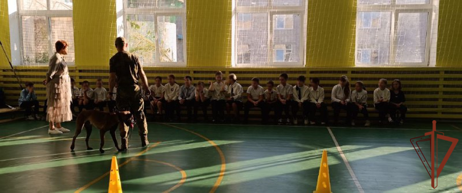 Росгвардейцы оказали помощь школьникам в подготовке к военно-патриотической игре «Зарница 2.0»