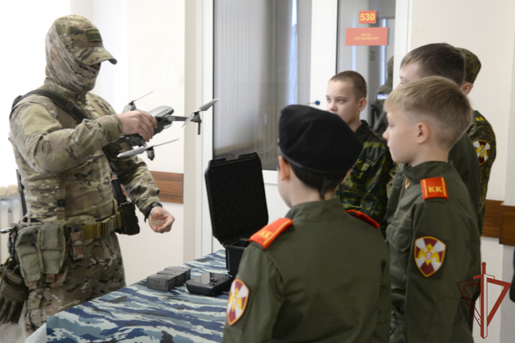 Патриотические мероприятия для подшефных школьников провели росгвардейцы на Урале