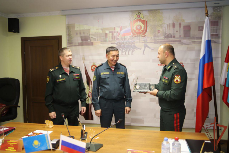 Делегация из Казахстана посетила Пермский военный институт Росгвардии (видео)