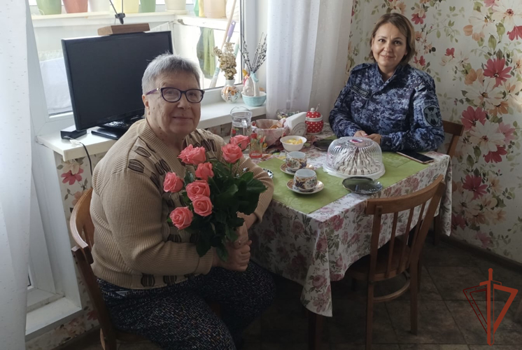 В Международный день пожилого человека представители Росгвардии в Санкт-Петербурге навестили мать погибшего сотрудника вневедомственной охраны