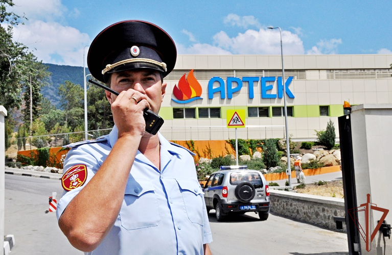В Южном округе Росгвардии сотрудники вневедомственной охраны отметили профессиональный праздник 