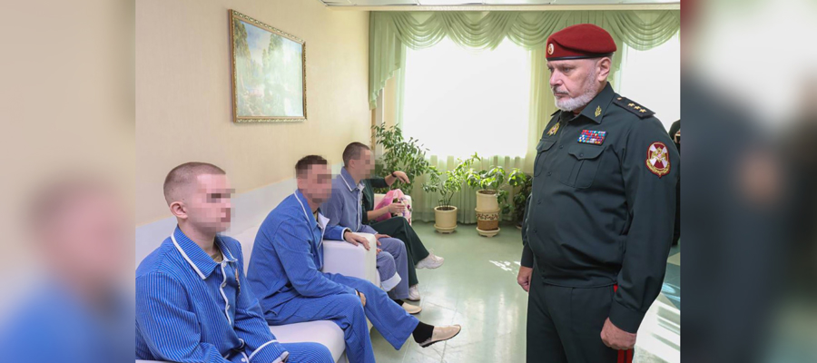 Заместитель директора Росгвардии генерал-полковник Алексей Воробьев вручил государственные награды росгвардейцам в Главном госпитале ведомства (видео)