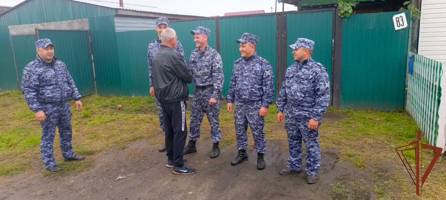 Сотрудники Росгвардии в Омске оказали адресную помощь семье участника СВО