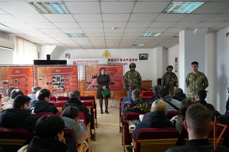 Военнослужащие и сотрудники Росгвардии на Дальнем Востоке провели профориентационные встречи с молодежью
