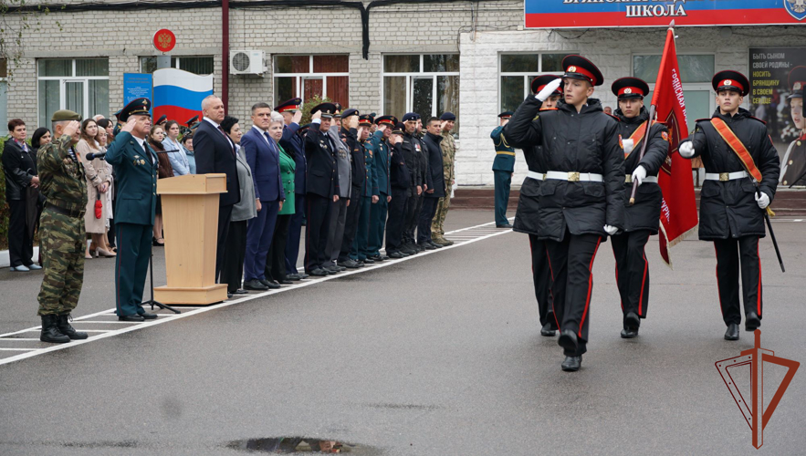 Росгвардейцы вручили берет сотрудника СОБР кадету, который спас детей при нападении украинских националистов в Брянской области