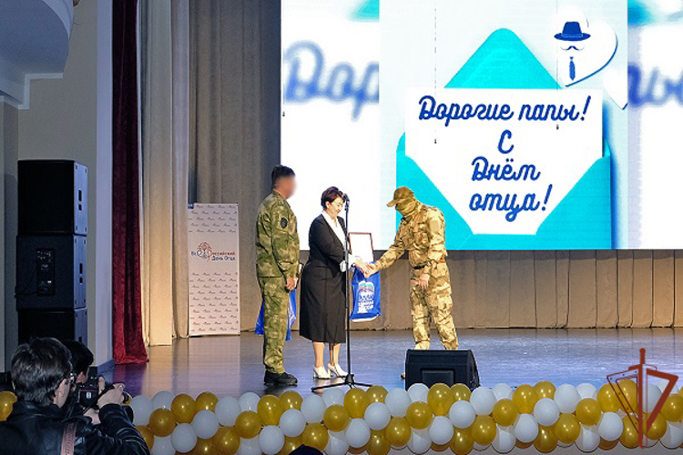 Многодетных отцов-росгвардейцев поздравили в Мелитополе