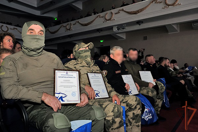 Многодетных отцов-росгвардейцев поздравили в Мелитополе