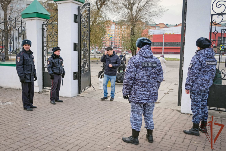 Росгвардейцы обеспечили безопасность верующих во время пребывания Казанской иконы Божией Матери в Абакане  