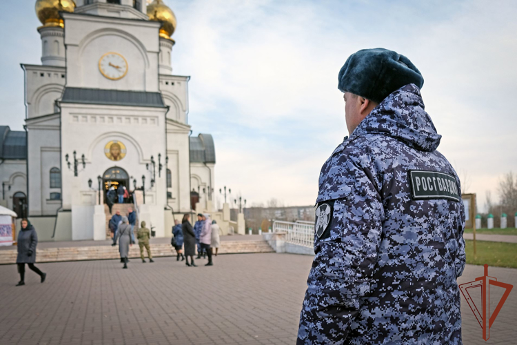 Росгвардейцы обеспечили безопасность верующих во время пребывания Казанской иконы Божией Матери в Абакане  