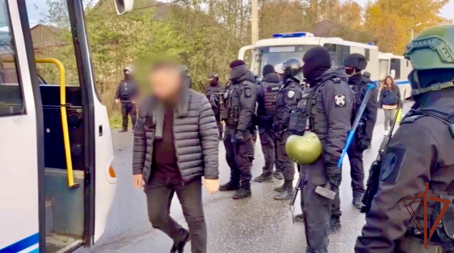 В Ленинградской области ОМОН Росгвардии оказал содействие полиции в проведении профилактического рейда (видео)