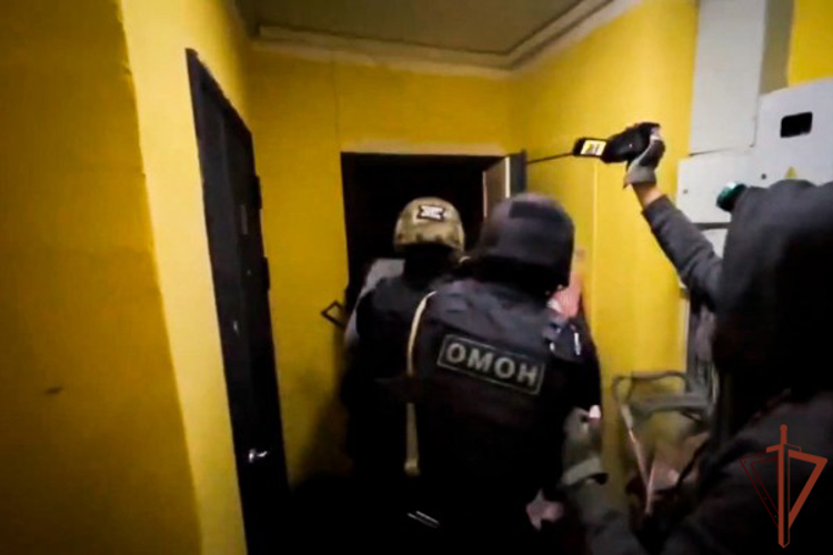 При участии ОМОН Росгвардии в Москве пресечена деятельность группы по незаконной легализации мигрантов 