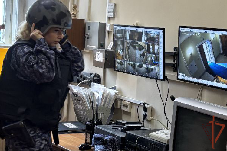 Сотрудники Росгвардии в Санкт-Петербурге провели занятие по нейтрализации вооруженных преступников и освобождению заложников (видео)