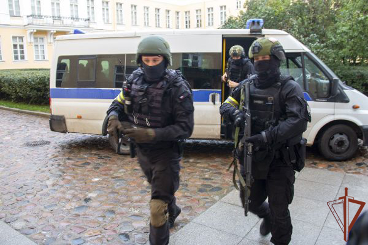 Сотрудники Росгвардии в Санкт-Петербурге провели занятие по нейтрализации вооруженных преступников и освобождению заложников (видео)