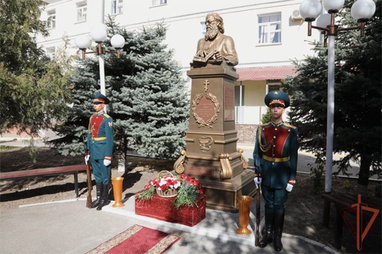 Памятник хирургу Валентину Войно-Ясенецкому открыли в госпитале Росгвардии в Ростовской области
