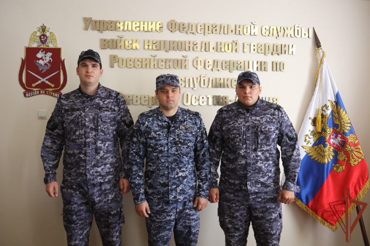 Во Владикавказе росгвардейцы оказали первую помощь мужчине с полученным в ходе драки ранением