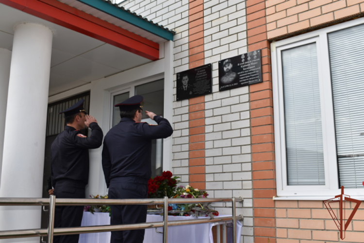 Мемориальную доску в память о погибшем росгвардейце установили в Дагестане