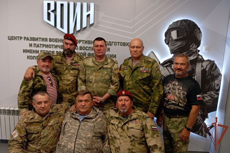 Ветераны ведомства встретились с росгвардейцами, выполняющими задачи на приграничье Белгородской области