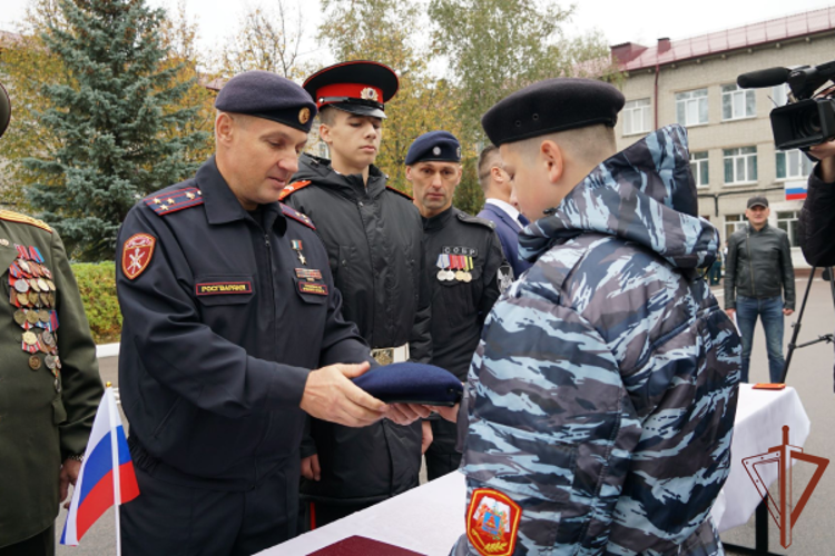 Росгвардейцы вручили берет сотрудника СОБР кадету, который спас детей при нападении украинских националистов в Брянской области