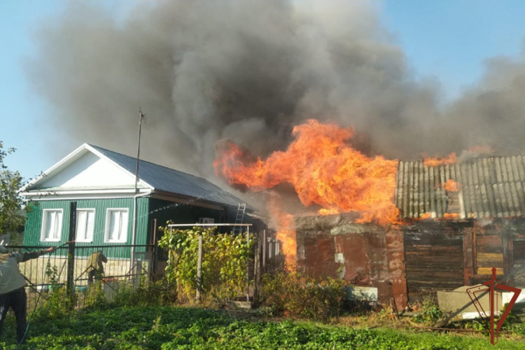 Росгвардейцы приняли участие в тушении пожара в Саратовской области