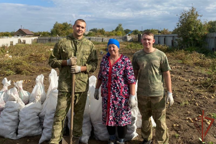 Росгвардейцы  в Алтайском крае оказали помощь матери погибшего земляка-героя