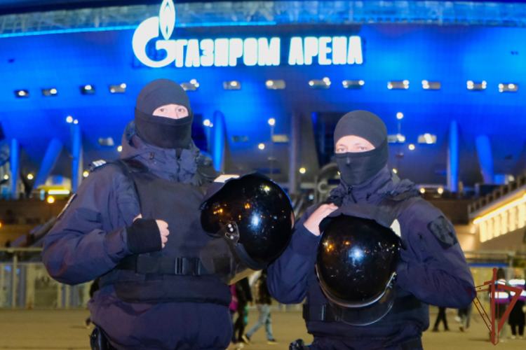 Росгвардейцы обеспечили безопасность футбольного матча Кубка России в Санкт-Петербурге
