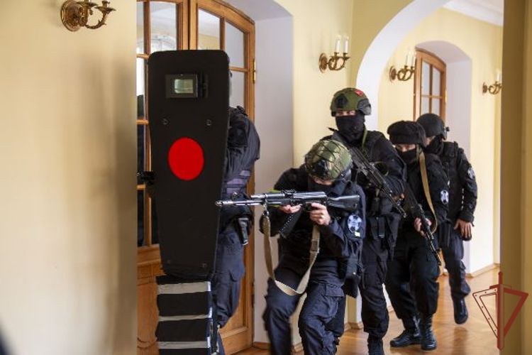 Сотрудники Росгвардии в Санкт-Петербурге провели занятие по нейтрализации вооруженных преступников и освобождению заложников (видео)