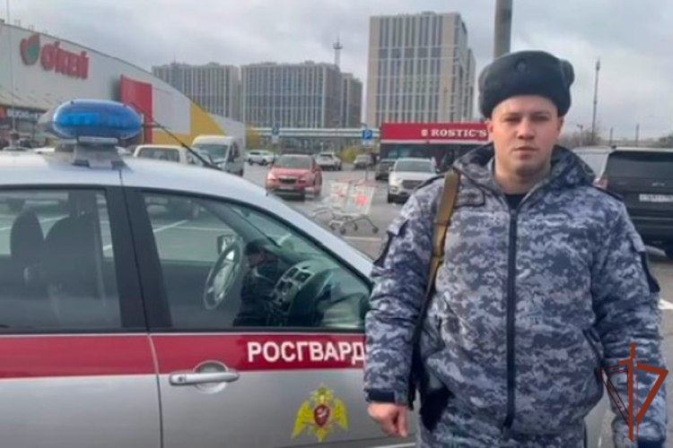 Росгвардейцы оказали помощь пострадавшим в результате нападения злоумышленника в петербургском гипермаркете (видео)