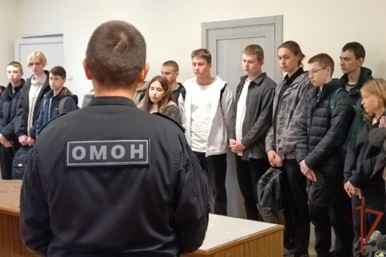 Сотрудники ОМОН Росгвардии на Урале провели дни открытых дверей для школьников 