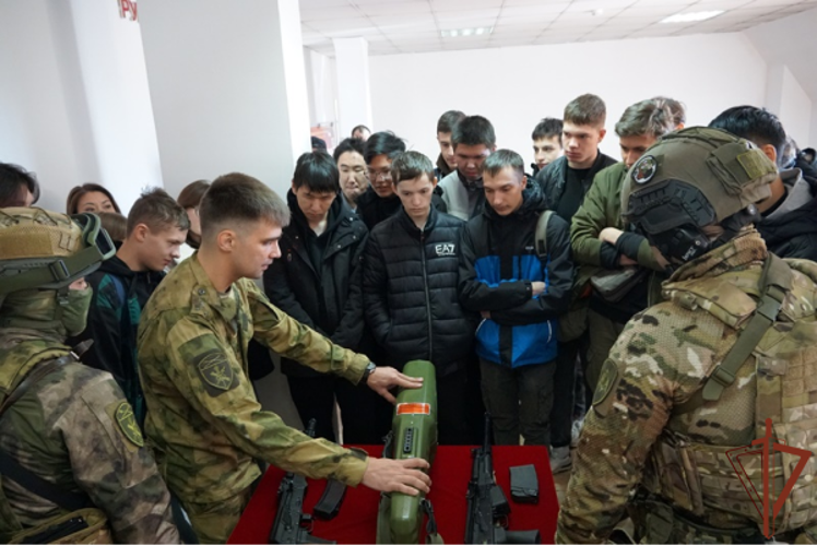 Военнослужащие и сотрудники Росгвардии на Дальнем Востоке провели профориентационные встречи с молодежью