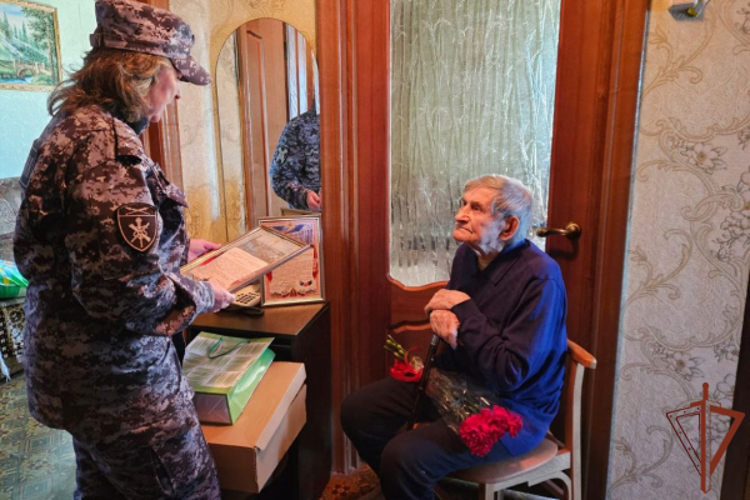 Росгвардейцы поздравили ветерана Великой Отечественной войны с 98-летием 