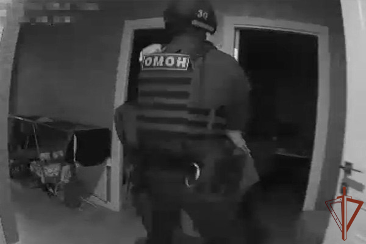 При участии столичного спецназа Росгвардии задержана банда создателей криптовалютных сервисов для хакеров (видео)