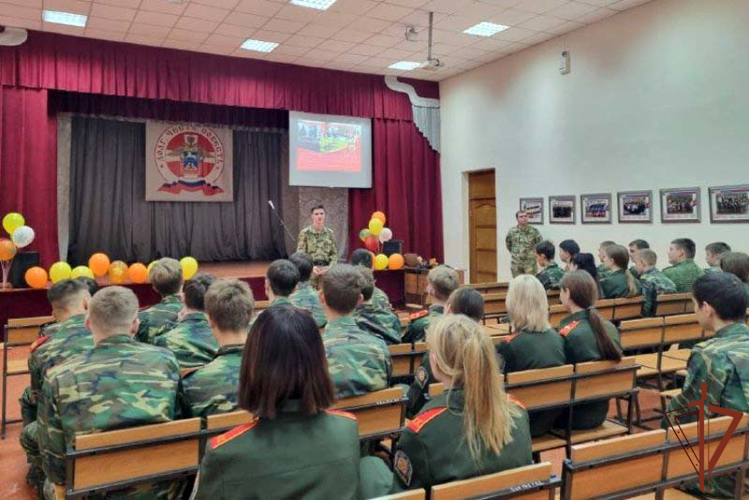 Курсанты Новосибирского военного института Росгвардии провели тематические занятия в учебных заведениях Сибири