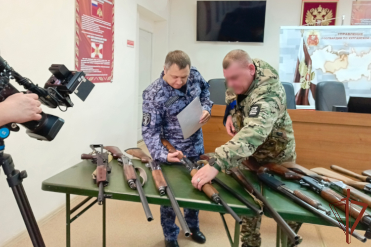 В Зауралье Росгвардия передала первую партию гражданского оружия для нужд СВО (видео)
