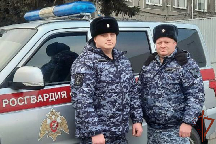 Росгвардейцы в Алтайском крае спасли пожилую женщину на пожаре
