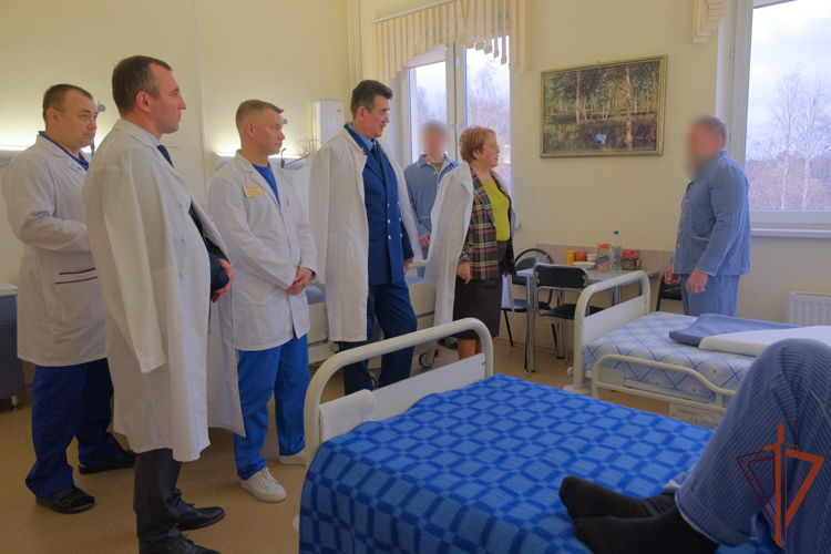 В госпитале Росгвардии в Екатеринбурге состоялась встреча заместителя Генпрокурора России с находящимися на лечении участниками СВО (видео)